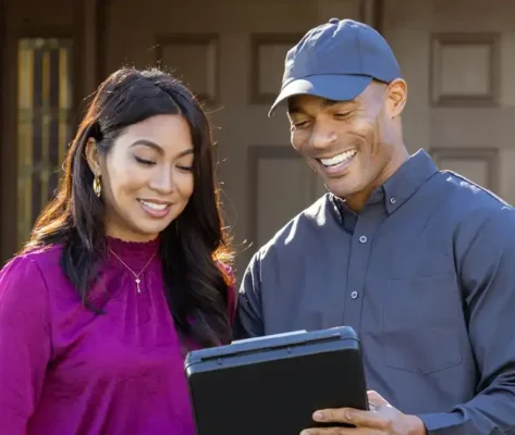 Exterminator speaking with a woman in front of a house | Live Oak Pest Control, Inc. in McAlpin, FL